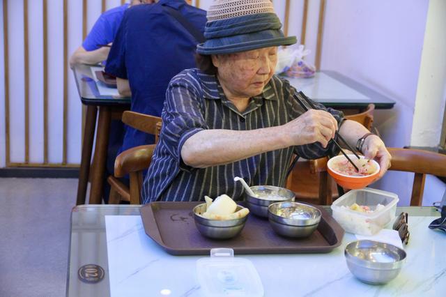 九遊app入口：初始投資大、運營成本高、餐食定價低……很多社區食堂撐不住了(圖1)