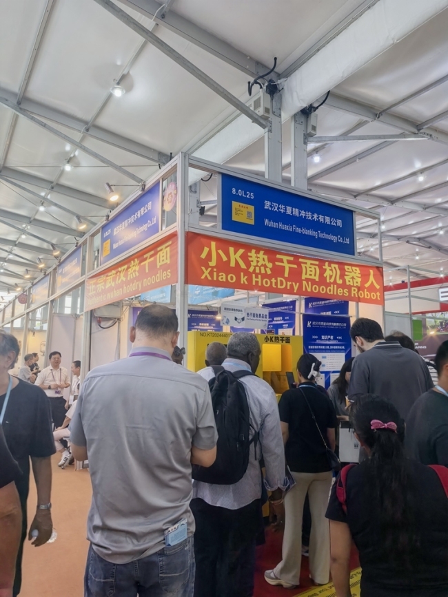 九遊app入口：30秒出餐武漢熱幹麵機器人成廣交會“網紅”(圖1)