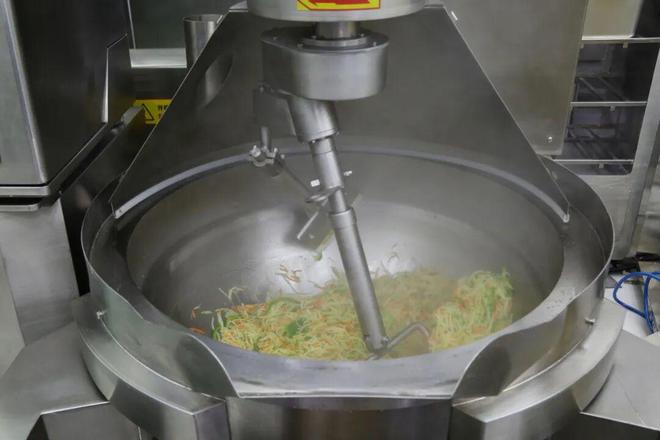 機器人掌勺10分鍾搞定1500人飯菜！北京中小學268個智慧食堂來了(圖2)