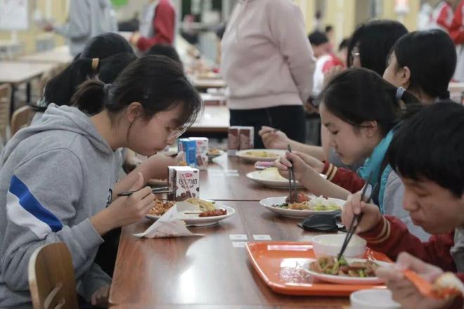 機器人掌勺10分鍾搞定1500人飯菜！北京中小學268個智慧食堂來了(圖4)