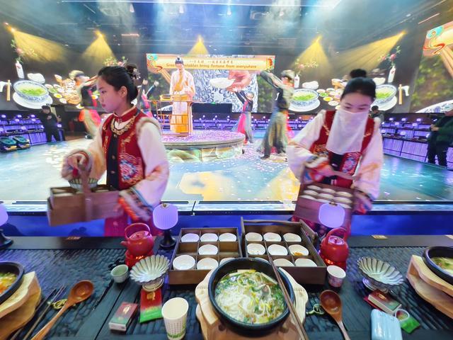 昆明新名片！來“覺宴”吃一頓“有劇情”的過橋米線(圖1)