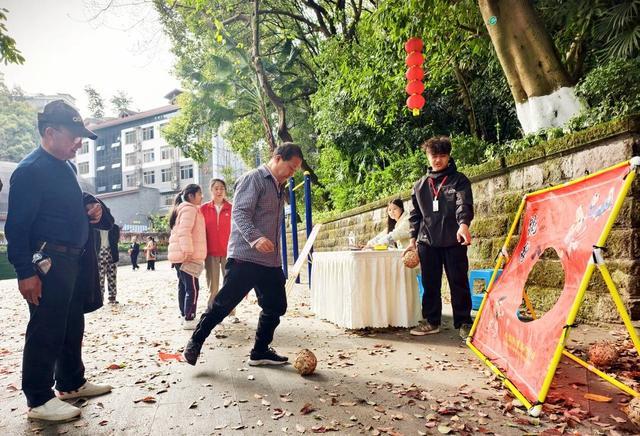 四川瀘州忠山公園“遊三國”鬧元宵 市民沉浸式體驗“銀票”換騎馬(圖4)