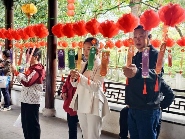 四川瀘州忠山公園“遊三國”鬧元宵 市民沉浸式體驗“銀票”換騎馬(圖5)