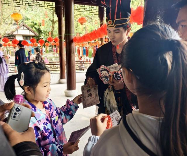 四川瀘州忠山公園“遊三國”鬧元宵 市民沉浸式體驗“銀票”換騎馬(圖2)