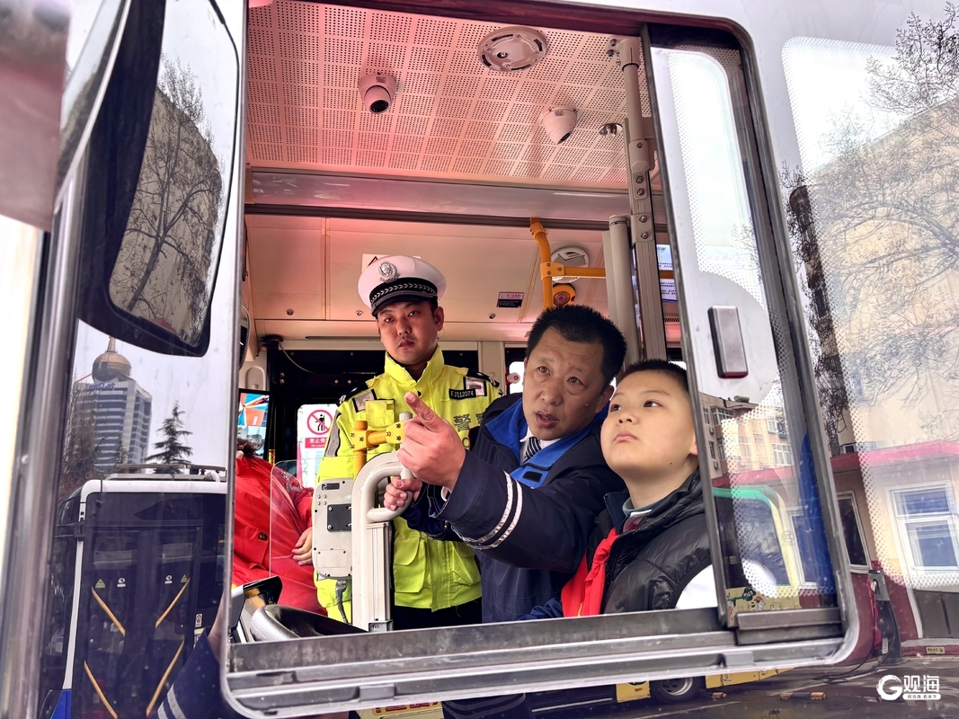 開學第一課：青島巴士“鋪”出安全路沉浸式體驗讓交通安全“看得見”(圖4)