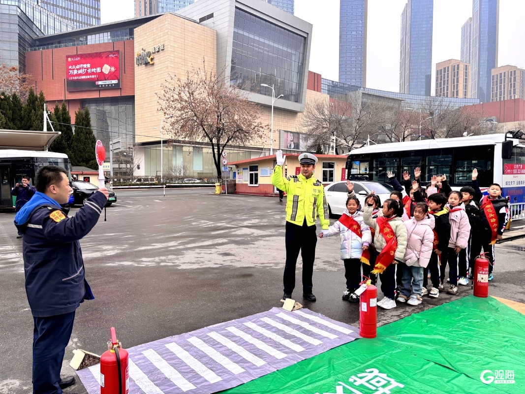 開學第一課：青島巴士“鋪”出安全路沉浸式體驗讓交通安全“看得見”(圖6)